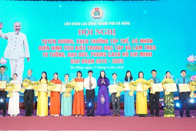 Tuyên dương các tập thể có thành tích xuất sắc trong thực hiện Chỉ thị số 05-CT/TW.