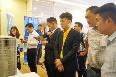 Đại biểu tham quan, tìm hiểu công nghệ mới về năng lượng sạch.