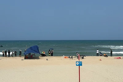 Người dân cùng lực lượng chức năng tìm kiếm tung tích của hai em.