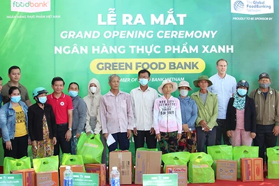 Tặng quà cho người có hoàn cảnh khó khăn.