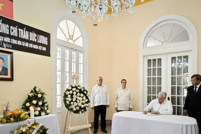 Bí thư thứ nhất Ban Chấp hành Trung ương Đảng Cộng sản Cuba, Chủ tịch nước Cộng hòa Cuba Miguel Díaz-Canel ghi sổ tang tưởng nhớ nguyên Chủ tịch nước Trần Đức Lương. (Ảnh: Đại sứ quán Việt Nam tại Cuba)