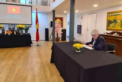 Ông Jan van Zanen, Thị trưởng thành phố The Hague ghi sổ tang. (Ảnh: Đại sứ quán Việt Nam tại Hà Lan)