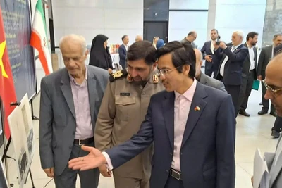 Đại sứ Nguyễn Lương Ngọc giới thiệu về các bức ảnh trưng bày tại triển lãm (Ảnh: Đại sứ quán Việt Nam tại Iran)