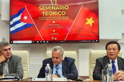 Các đồng chí chủ trì Hội thảo. (Ảnh: Đại sứ quán Việt Nam tại Cuba)