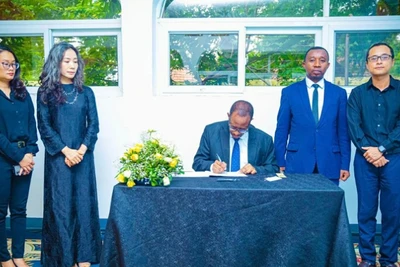 Phó Thư ký thường trực Bộ Ngoại giao và Hợp tác Đông Phi Tanzania Said Mussa ghi sổ tang. (Ảnh: Đại sứ quán Việt Nam tại Tanzania)