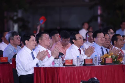 Các đồng chí lãnh đạo Đảng, Nhà nước tham dự chương trình nghệ thuật “Vang mãi khúc khải hoàn” tại điểm cầu Thành phố Hồ Chí Minh. (Ảnh: Lâm Khánh/TTXVN)