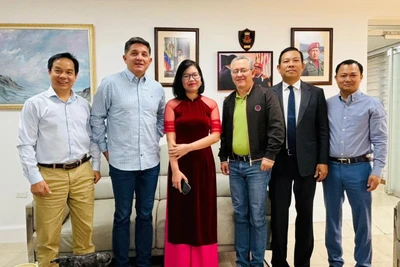 Bộ trưởng Bộ Nông nghiệp và Đất đai Julio Leon (thứ 3 từ trái qua) tiếp Đoàn doanh nghiệp Việt Nam. (Ảnh: Đại sứ quán Việt Nam tại Venezuela)