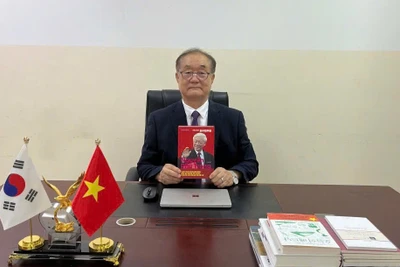 Với gần 40 năm gắn bó với đất nước, con người Việt Nam và sử dụng thành thạo tiếng Việt, Giáo sư Ahn Kyong-Hwan đã dịch nhiều tác phẩm nổi tiếng của Việt Nam sang tiếng Hàn Quốc.