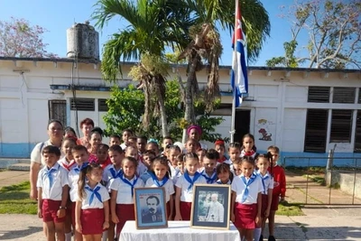 Các em thiếu nhi và thầy cô giáo làng Bến Tre tại lễ kỷ niệm. (Ảnh: Đại sứ quán Việt Nam tại Cuba)