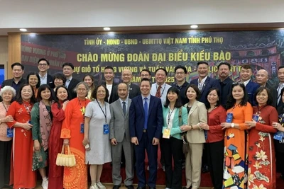 Đoàn kiều bào chụp ảnh lưu niệm với lãnh đạo Ủy ban nhân dân tỉnh Phú Thọ (Nguồn: Ủy ban người Việt Nam ở nước ngoài).