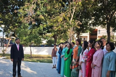 Đại sứ Lê Quang Long và các đại biểu tham dự lễ dâng hoa. (Ảnh: Đại sứ quán Việt Nam tại Cuba)