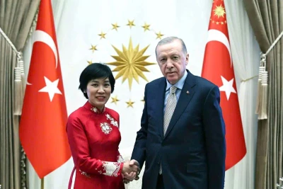 Đại sứ Đặng Thị Thu Hà và Tổng thống Thổ Nhĩ Kỳ Recep Tayyip Erdogan. (Ảnh: Đại sứ quán Việt Nam tại Thổ Nhĩ Kỳ)