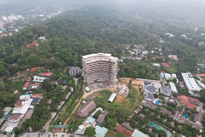 Công trình khách sạn 12 tầng của ông Vũ Mạnh Hùng tại ấp Cửa Lấp, xã Dương Tơ, thành phố Phú Quốc, tỉnh Kiên Giang xây dựng trái phép. (Ảnh: HỮU TUẤN)