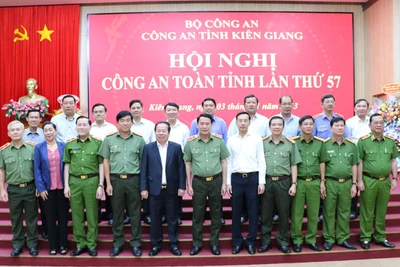 Ủy viên Trung ương Đảng, Thứ trưởng Công an, Trung tướng Lê Quốc Hùng chụp ảnh lưu niệm cùng lãnh đạo tỉnh Kiên Giang tại hội nghị.