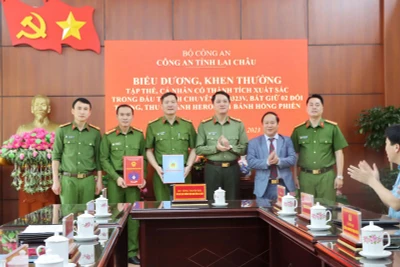 Đại diện lãnh đạo tỉnh Lai Châu biểu dương, khen thưởng lực lượng phá chuyên án.