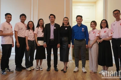 Sinh viên Việt Nam tham gia dạy học trong chương trình "Tiếng Việt vui" cùng các đại biểu chụp ảnh lưu niệm. (Ảnh: XUÂN HƯNG)