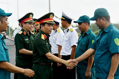 Trung tướng Nguyễn Doãn Anh gặp gỡ Hải đội dân quân thường trực tỉnh Kiên Giang. (Ảnh: PHƯƠNG VŨ)