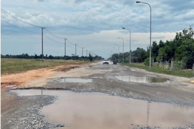 Hạ tầng giao thông Khu kinh tế Dung Quất hiện đang xuống cấp nghiêm trọng.