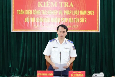 Thiếu tướng Vũ Trung Kiên, Phó Tư lệnh Pháp luật Cảnh sát biển Việt Nam quán triệt nhiệm vụ kiểm tra tại Đoàn Đặc nhiệm phòng, chống tội phạm ma túy số 2.