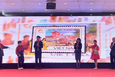 Đại diện Ban tổ chức, Hội đồng Giám khảo và đội viên, thiếu niên thực hiện nghi thức phát động Cuộc thi. 
