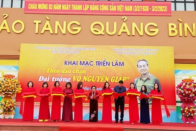 Các đại biểu cắt băng khai mạc Triển lãm “Theo dấu chân Đại tướng Võ Nguyên Giáp”.