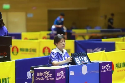 Ít ai để ý đến một nữ trọng tài với dáng người nhỏ nhắn, mái tóc cột gọn gàng, ngày ngày đi xe máy tới Cung Thể thao Tiên Sơn.