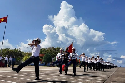 Lễ diễu binh trên đảo Trường Sa Lớn.