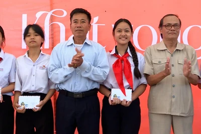 Ban Tổ chức Lễ ra mắt sách "Khát vọng hòa bình" trao phần thưởng cho các em học sinh giỏi của xã Bình Dương, huyện Thăng Bình, tỉnh Quảng Nam.