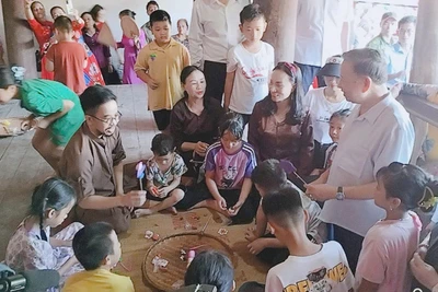 Tổng Bí thư Tô Lâm trong chuyến về thăm Làng cổ Đường Lâm.