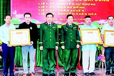 Lễ trao Bằng “Tổ quốc ghi công” tri ân 4 liệt sĩ. (Ảnh: XUÂN DIỆN)