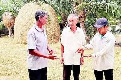 Phạm Hào (ngoài cùng bên trái) vận động người dân trong thôn xây dựng nông thôn mới.