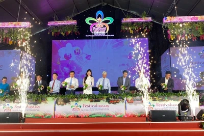 Các đại biểu thực hiện nghi thức Khai mạc Festival Hoa lan Thành phố Hồ Chí Minh lần 3 năm 2025.