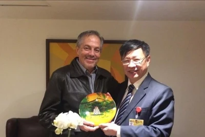 Nguyên Phó Ban Đối ngoại Trung ương Nguyễn Tuấn Phong tặng quà cho ông Juan Meriguet Martínez, Ủy viên Trung ương Đảng Cách mạng Công dân Ecuador, nhân chuyến thăm của Đoàn đại biểu Đảng Cộng sản Việt Nam tới Ecuador năm 2016. (Ảnh: TTXVN)