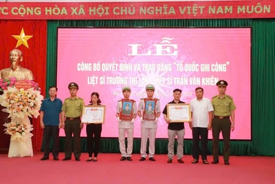Các đồng chí lãnh đạo tỉnh Hà Giang trao Bằng Tổ quốc ghi công cho gia đình hai chiến sĩ kiểm lâm hy sinh trong khi làm nhiệm vụ.