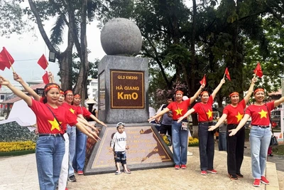 Du khách check-in tại Km0, thành phố Hà Giang.
