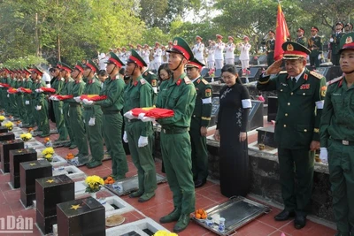 Truy điệu, an táng 17 hài cốt liệt sĩ tại nghĩa trang liệt sĩ tỉnh Bình Phước.