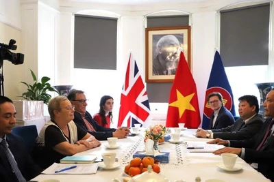 Quang cảnh buổi làm việc giữa Đại sứ Đỗ Minh Hùng với lãnh đạo các đảng Cộng sản Anh. (Ảnh: Phong Hà/TTXVN)