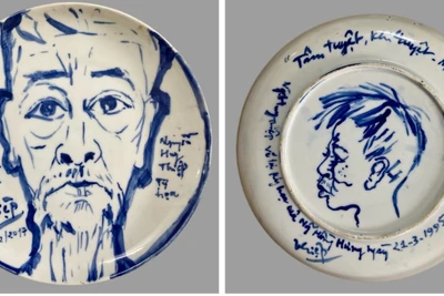 Một tác phẩm đĩa gốm do nhà văn Nguyễn Huy Thiệp vẽ được trưng bày tại triển lãm.