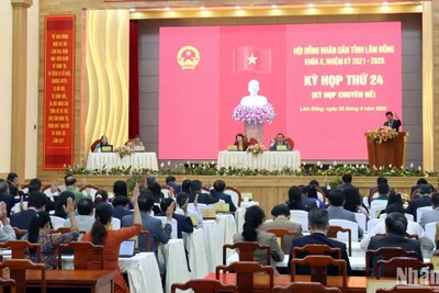 Các đại biểu Hội đồng nhân dân tỉnh Lâm Đồng biểu quyết thông qua nhiều nghị quyết quan trọng tại kỳ họp.