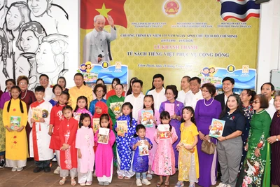 Các đại biểu cùng giáo viên, học sinh của Trường tiếng Việt tiểu học Khánh An.