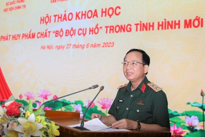 Trung tướng Trịnh Văn Quyết, Phó Chủ nhiệm Tổng cục Chính trị Quân đội nhân dân Việt Nam phát biểu ý kiến tại hội thảo. 