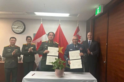 Thiếu tướng Phạm Mạnh Thắng và Thiếu tướng Carol Potvin ký kết Danh mục hợp tác 2025-2026 trong lĩnh vực gìn giữ hòa bình Liên hợp quốc. (Ảnh: Cục Gìn giữ hòa bình Việt Nam)