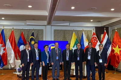 Chủ tịch và 2 Phó Chủ tịch Hội Cựu Chiến binh Philippines đón đoàn đại biểu Hội Cựu Chiến binh Việt Nam.