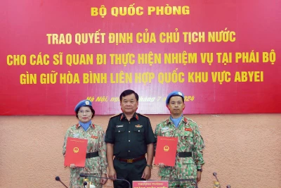 Thừa ủy quyền của Chủ tịch nước, Thượng tướng Hoàng Xuân Chiến trao Quyết định của Chủ tịch nước cho hai sĩ quan đi làm nhiệm vụ tại Phái bộ UNISFA. 