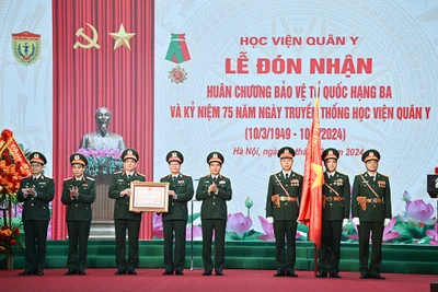 Đại tướng Phan Văn Giang trao Huân chương Bảo vệ Tổ quốc hạng Ba tặng Học viện Quân y.