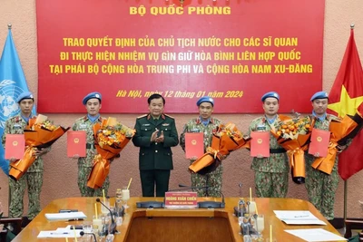 Thượng tướng Hoàng Xuân Chiến trao Quyết định của Chủ tịch nước cho các sĩ quan đi thực hiện nhiệm vụ gìn giữ hòa bình Liên hợp quốc.
