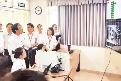 Các đại biểu tham quan khu ứng dụng trí tuệ nhân tạo để quản lý nội khu Công viên phần mềm Quang Trung, Thành phố Hồ Chí Minh. 