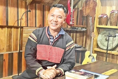 Nghệ nhân Ama Nhiên (Y Wôn Knul) tự hào chia sẻ về sử thi và kể Khan của người Ê Đê.