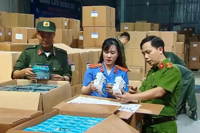 Lực lượng chức năng kiểm tra kho hàng thực phẩm chức năng giả vừa bị phát hiện. 