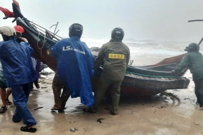 Bão số 6 (Trami) đã gây mưa lớn, nước biển dâng cao, gió giật mạnh tại tỉnh Thừa Thiên Huế.